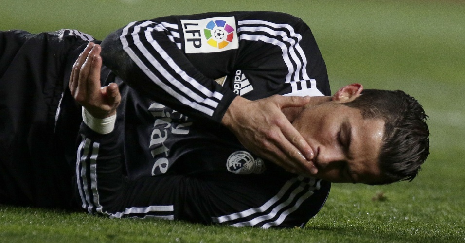 Cristiano Ronaldo fica no chão com não na boca em jogo do Real Madrid contra o Elche pelo Campeonato Espanhol
