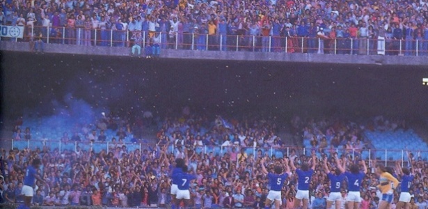 Jogadores do Cruzeiro cumprimentam a torcida em partida de 1976 - Reprodução/Site Oficial do Cruzeiro