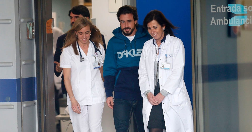 25.fez.2015 - O piloto espanhol Fernando Alonso recebeu alta nesta quarta-feira e deixou o hospital de Barcelona onde estava internado desde o último, quando sofreu um grave acidente durante os treinos de pré-temporada da Fórmula 1