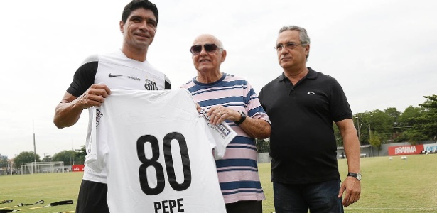 Ex-ponta esquerda Pepe recebe camisa personalizada do volante Renato - Divulgação/Santos FC