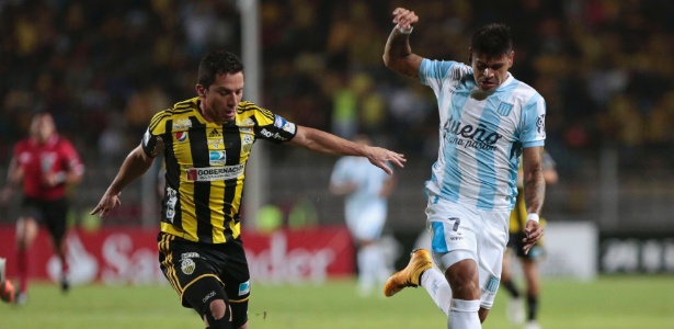Gustavo Bou em ação pelo Racing na partida contra o Deportivo Táchira, pela Libertadores 2015 - Carlos Eduardo Ramirez/Reuters