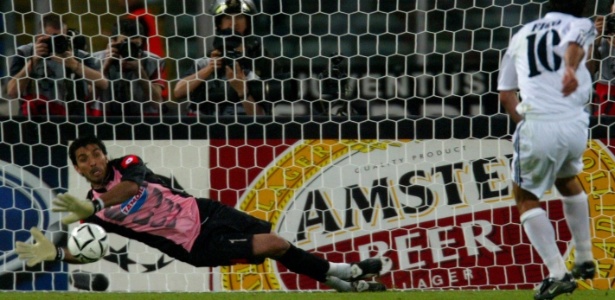 Buffon defende pênalti de Figo na semifinal da Liga dos Campeões 2002-03 - Dylan Martinez/Reuters
