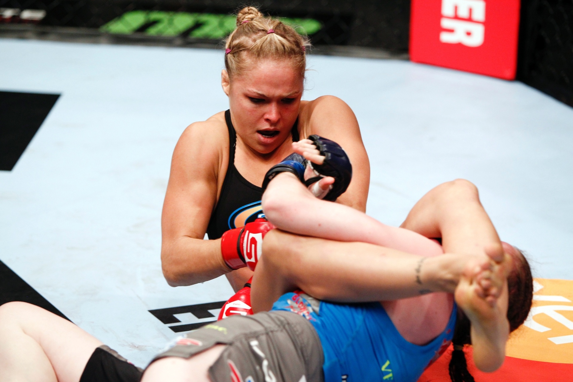 Depois de conquistar seu primeiro cinturão na carreira, pelo Strikeforce, Ronda Rousey fez sua primeira defesa, contra Sarah Kaufman, em 18 de agosto de 2012 - Esther Lin/Forza LLC/Forza LLC via Getty Images