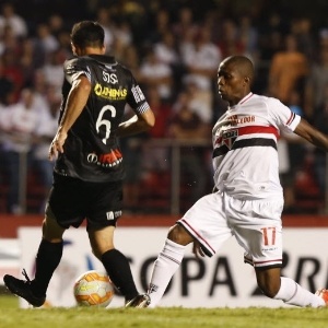 Jonathan Cafu encara a marcação do Danubio na partida do São Paulo - Junior Lago/UOL