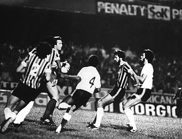 De León e Sócrates (à direita) observam defesa de Leão no jogo entre Corinthians e Grêmio, em 1982 - Folhapress