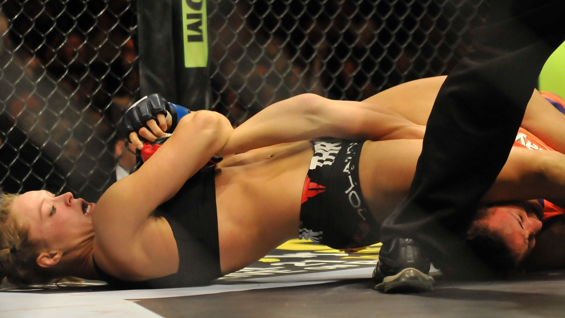 Ronda Rousey conquistou o primeiro cinturão na carreira no Strikeforce, evento que foi absorvido pelo UFC, após vencer Miesha Tate - David Dermer/Diamond Images/Getty Images