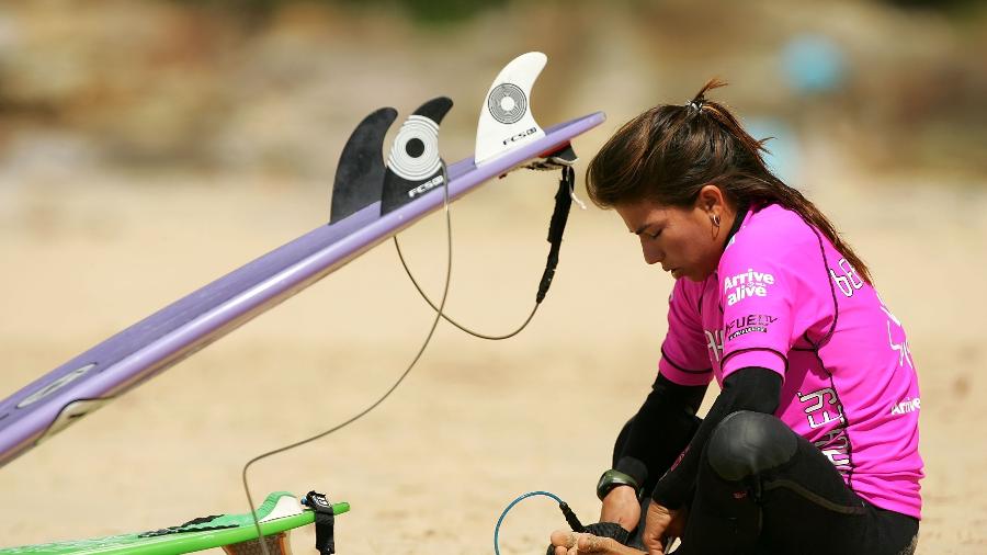 Silvana Lima se concentra antes de entrar no mar em etapa do mundial de 2008 - Ezra Shaw/Getty Images