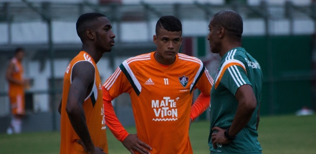 Gerson (e) e Kenedy conversam com Cristóvão Borges durante treino do Fluminense - Bruno Haddad/Fluminense FC