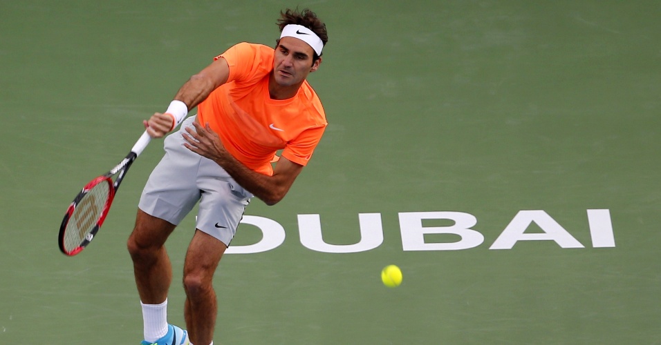 Roger Federer saca em Dubai nas semifinais contra o croata Borna Coric
