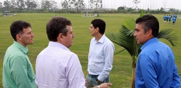 Gallo (à direita) conversa com Damiani (centro) em visita ao Palmeiras - Fabio Menotti/Agência Palmeiras