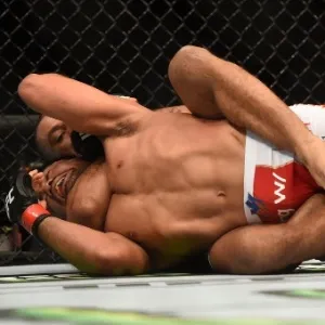 Brasileiro Roan Jucão apaga Mark Muñoz com um mata-leão, e vence a última luta do card preliminar do UFC 184 - Harry How/Getty Images/AFP