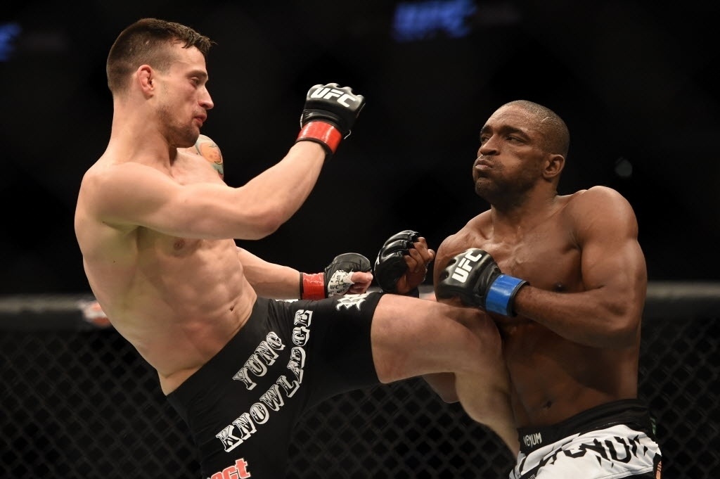 James Krause dá chute alto em Valmir Bidu; brasileiro venceu o norte-americano por decisão dividida dos juízes - Harry How/Getty Images/AFP