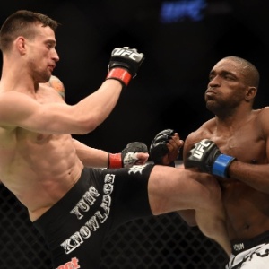 James Krause dá chute alto em Valmir Bidu; brasileiro venceu o norte-americano por decisão dividida dos juízes - Harry How/Getty Images/AFP