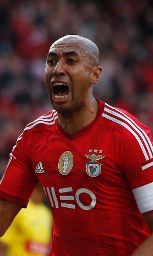 Luisão comemora o seu gol na goleada do Benfica sobre o Estoril no Estádio da Luz