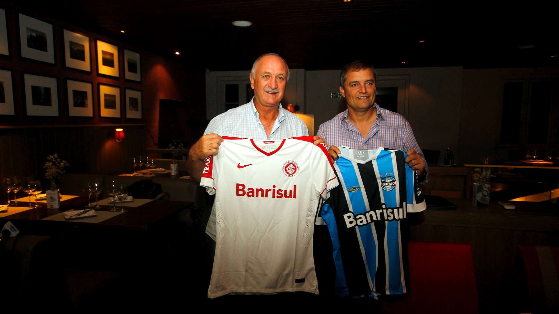 Luiz Felipe Scolari e Diego Aguirre posam com camisas de Grêmio e Inter em jantar de confraternização