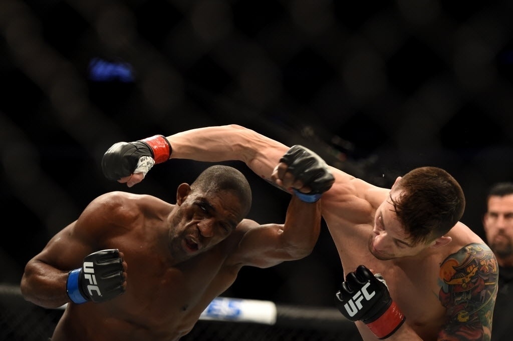 Soco de Valmir Bidu (esq.) passa no vazio; brasileiro venceu James Krause por decisão dividida dos juízes - Harry How/Getty Images/AFP