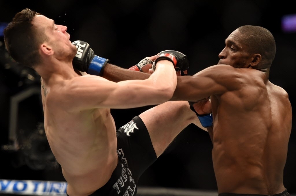 Valmir Bidu (dir.) e James Krause trocam golpes durante UFC 184; brasileiro venceu o norte-americano por decisão dividida dos juízes - Harry How/Getty Images/AFP