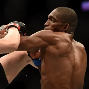 Valmir Bidu (dir.) e James Krause trocam golpes durante UFC 184; brasileiro venceu o norte-americano por decisão dividida dos juízes - Harry How/Getty Images/AFP