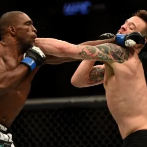 Valmir Bidu (esq.) acerta soco no rosto de James Krause; brasileiro venceu o norte-americano no UFC 184 por decisão dividida dos juízes - Harry How/Getty Images/AFP