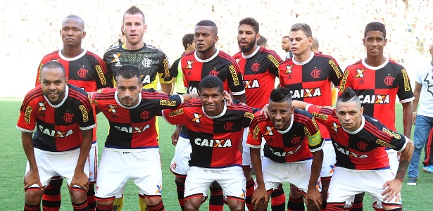 Elenco do Flamengo posa para fotos com a camisa "papagaio vintém" no Maracanã - Gilvan de Souza / Site oficial do Flamengo