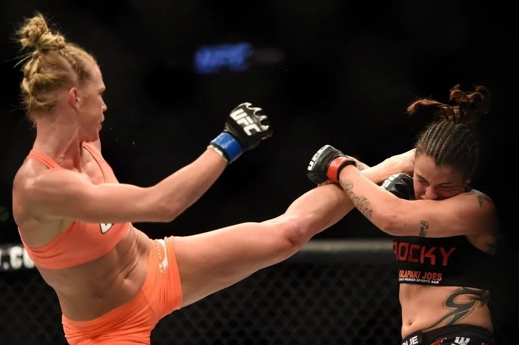 Holly Holm acerta chute alto na cabeça de Raquel Pennington; Holm venceu o combate por decisão dividida dos juízes - Harry How/Getty Images/AFP