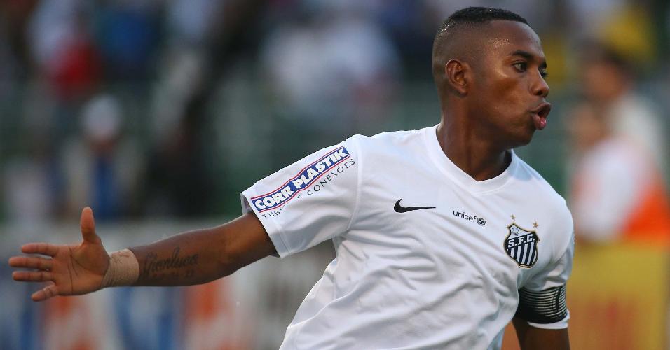 O jogador Robinho do Santos comemora gol durante partida entre Santos x Linense, em partida válida pelo Campeonato Paulista 2015, no estádio do Pacaembu em São Paulo