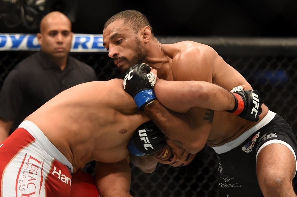 Roan Jucão agarra cabeça de Mark Muñoz e força o combate para o chão; brasileiro finalizou o norte-americano com um mata-leão, na última luta do card preliminar do UFC 184 - Harry How/Getty Images/AFP