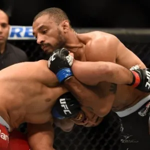 Roan Jucão agarra cabeça de Mark Muñoz e força o combate para o chão; brasileiro finalizou o norte-americano com um mata-leão, na última luta do card preliminar do UFC 184 - Harry How/Getty Images/AFP
