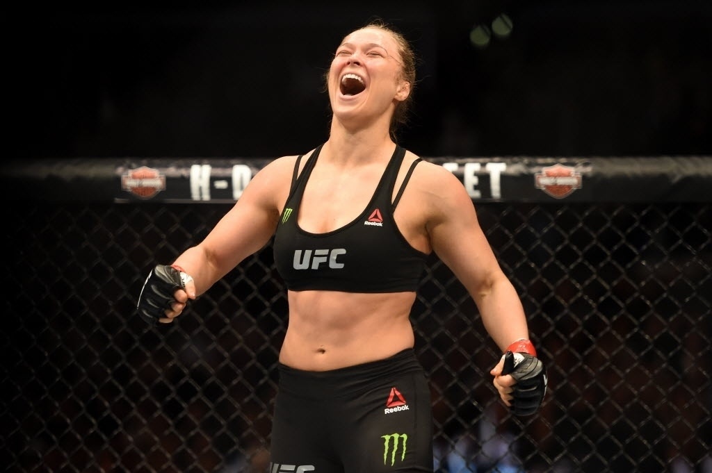 Ronda Rousey comemora após vencer Cat Zingano em sua quinta defesa de cinturão no UFC - Harry How/Getty Images/AFP