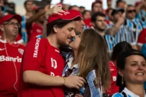 Casal de inglês e brasileira vê jogo lado a lado e torce por empate