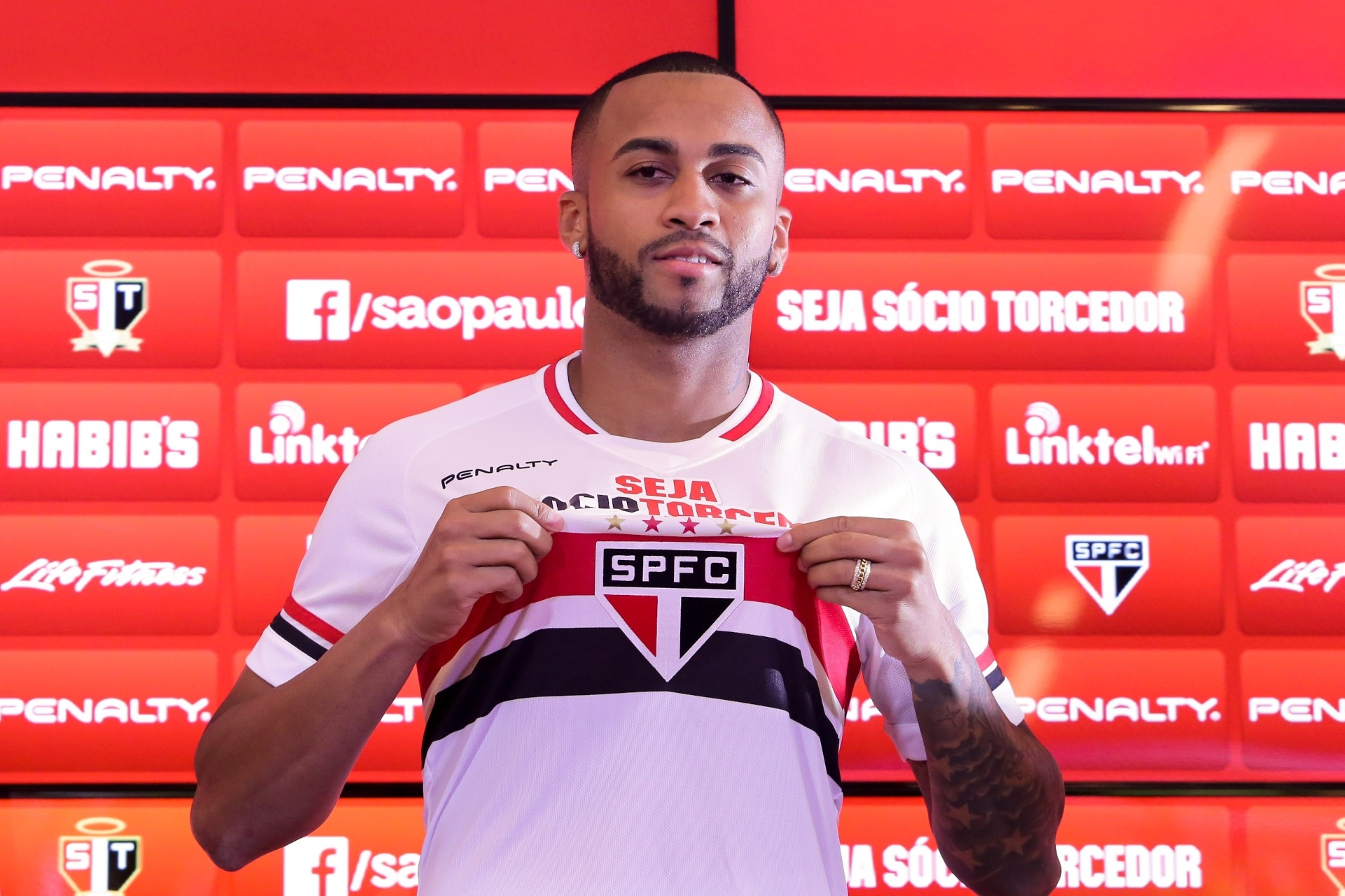 03.mar.2015 - Volante Wesley é apresentado como novo reforço do São Paulo - undefined