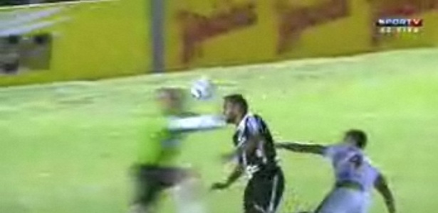 Fabio Santos é atingido por soco no rosto - Reprodução/SporTV