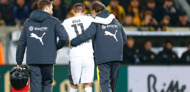 Marco Reus deixa o campo lesionado na partida do Borussia Dormund contra o Dynamo Dresden - Hannibal Hanschke/Reuters