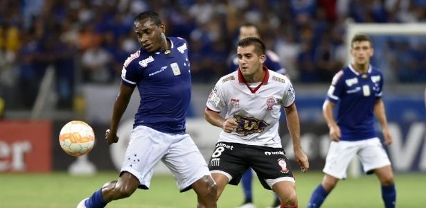 Willians fez a sua estreia como titular do Cruzeiro no empate com o Huracán, no Mineirão - AFP PHOTO / Douglas MAGNO