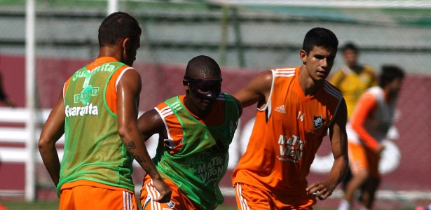 De máscara, Marlon treinou entre os titulares do Fluminense nesta quarta - Nelson Perez/Fluminense FC