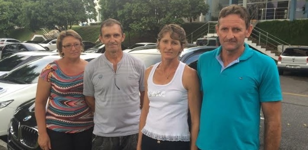 Iracema e Orestes Grolli, pais de Douglas Grolli (à esq.), e Janete e Inácio Leismann, pais de Fabiano (à dir.), visitam a Toca da Raposa - Thiago Fernandes/UOL Esporte