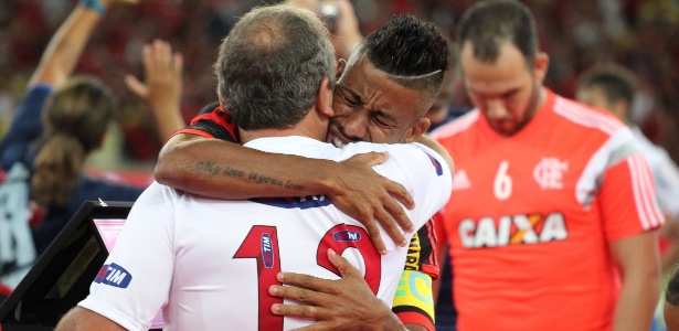 Léo Moura chora bastante ao abraçar e receber placa de seu ídolo Zico - Gilvan de Souza / Site oficial do Flamengo
