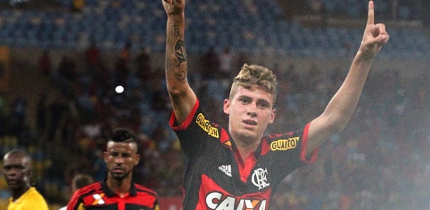 Observado por Léo Moura, Matheus Sávio comemora gol do Fla no Maracanã - Gilvan de Souza/Flamengo