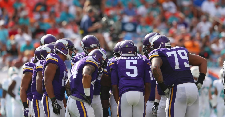 Jogadores do Minnesota Vikings concentrados antes do jogo contra o Miami Dolphins em dezembro de 2014