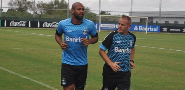 06 mar 2015 - Fellipe Bastos é poupado de treino do Grêmio - Marinho Saldanha/UOL