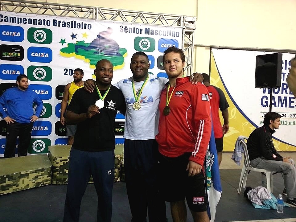 Davi Albino (c) luta na categoria até 98 kg e tem como características a força e a boa envergadura, aspectos positivos para tentar derrubar seus rivais - Arquivo Pessoal