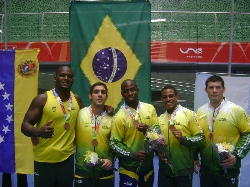 Davi Albino (e) luta na categoria até 98 kg e tem como características a força e a boa envergadura, aspectos positivos para tentar derrubar seus rivais - Arquivo Pessoal