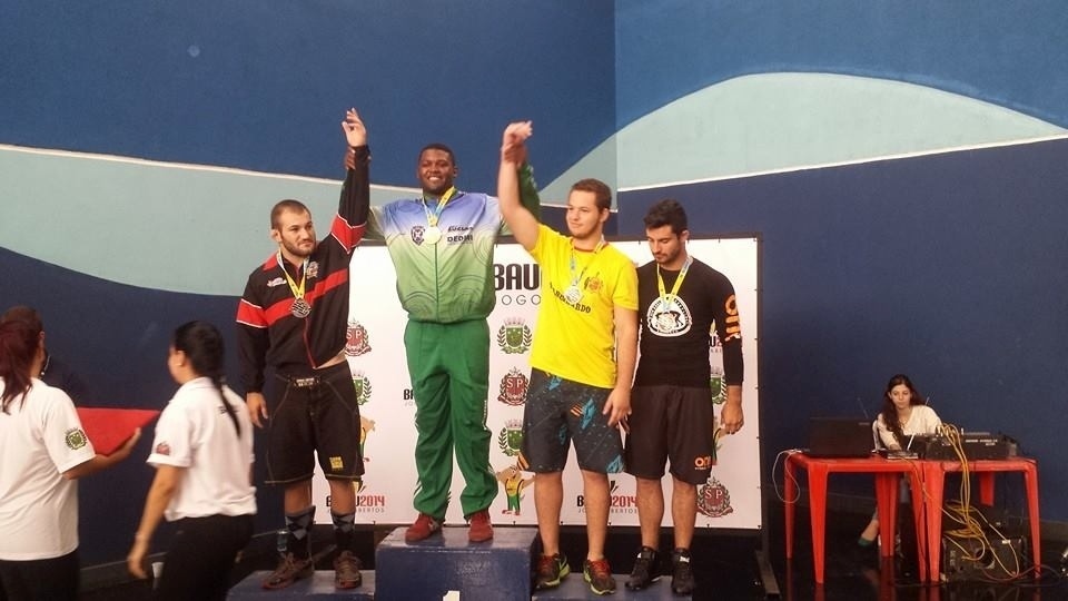 Davi Albino teve uma infância dura na rua. Ajudava a mãe a guardar carros e foi pelo convite de um técnico que passou a treinar judô e depois luta olímpica - Arquivo Pessoal