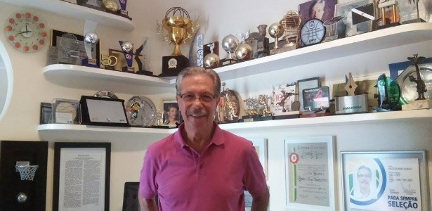 Hélio Rubens na sala de trofeus em sua casa, em Franca (SP) - Karla Torralba/UOL