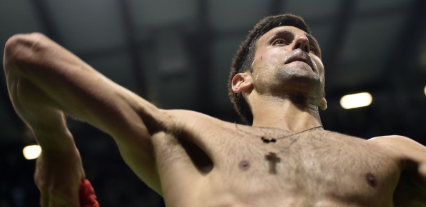 Djokovic joga camisa para os torcedores após vitória em Kraljevo -  AFP PHOTO / ANDREJ ISAKOVIC 