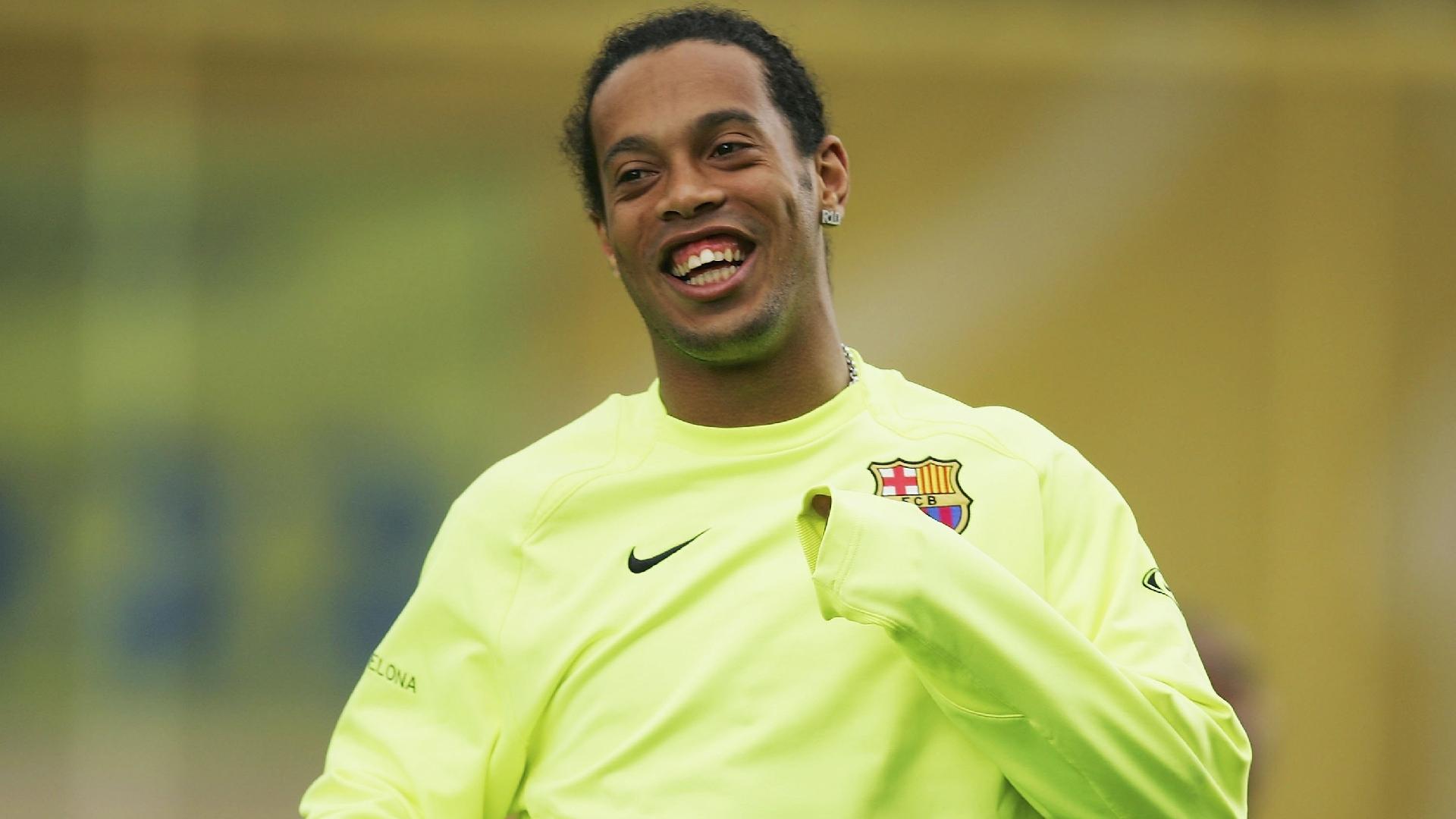 Ronaldinho Gaúcho sorri durante treino do Barcelona