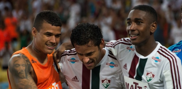 Promessas da base tricolor, Gérson (d) e Kenedy (e) abraçam Fred em comemoração - Bruno Haddad/Fluminense FC