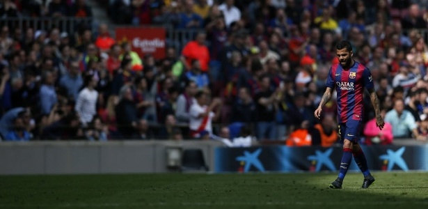 Daniel Alves deve deixar o Barcelona ao fim da temporada -  REUTERS/Albert Gea