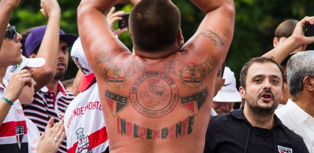 Torcedor do São Paulo exibe tatuagem em homenagem à torcida organizada - Dario Oliveira/Estadão Conteúdo