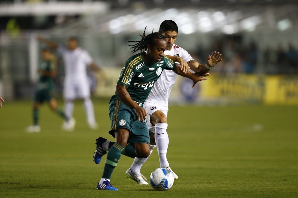 Arouca disputa a bola com Renato na partida entre Santos e Palmeiras - Ricardo Nogueira/Folhapress